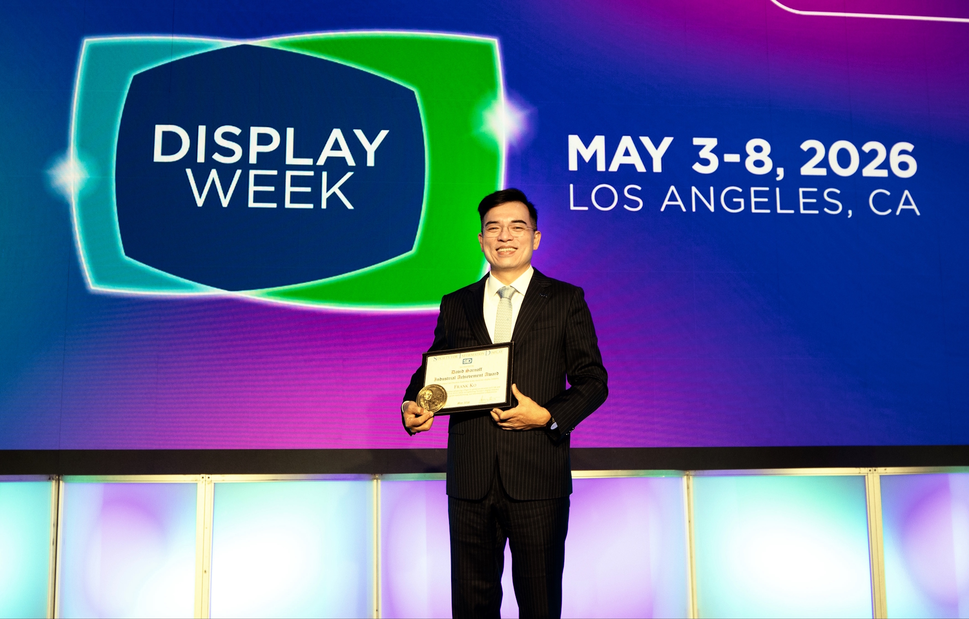 SID ���H�YӍ�@ʾ�W(xu��)����Society for Information Display, SID���ȫ���@ʾ�I(y��)��ʢ�©��� Display Week 2026�e�����g����P(y��ng)�a(ch��n)�I(y��)�ܳ�ؕ�I(xi��n)��ʿ�����_(d��)��늿���(j��ng)���߼��F(tu��n)�I�\(y��n)�L�¸��ʲ�ʿ�@�C��ߘs�u(y��)��David Sarnoff �a(ch��n)�I(y��)�ܳ�ؕ�I(xi��n)������